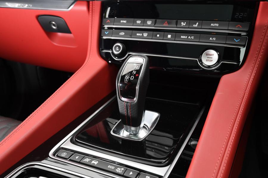 Детали интерьера Jaguar F-Pace SVR 2019 года  (UK) (фото 9 из 17)